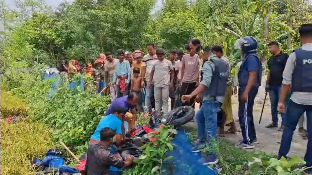 আ. লীগ চেয়ারম্যানদের দপ্তরে ফেরা ঘিরে সংঘর্ষ-ধাওয়া