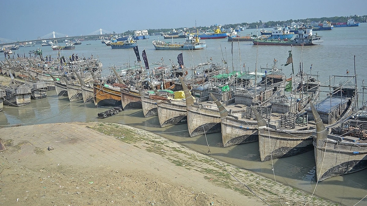 জ্বালানি সংকটে সমুদ্রে মাছ ধরা ব্যাহত, আয় কমেছে জেলেদের