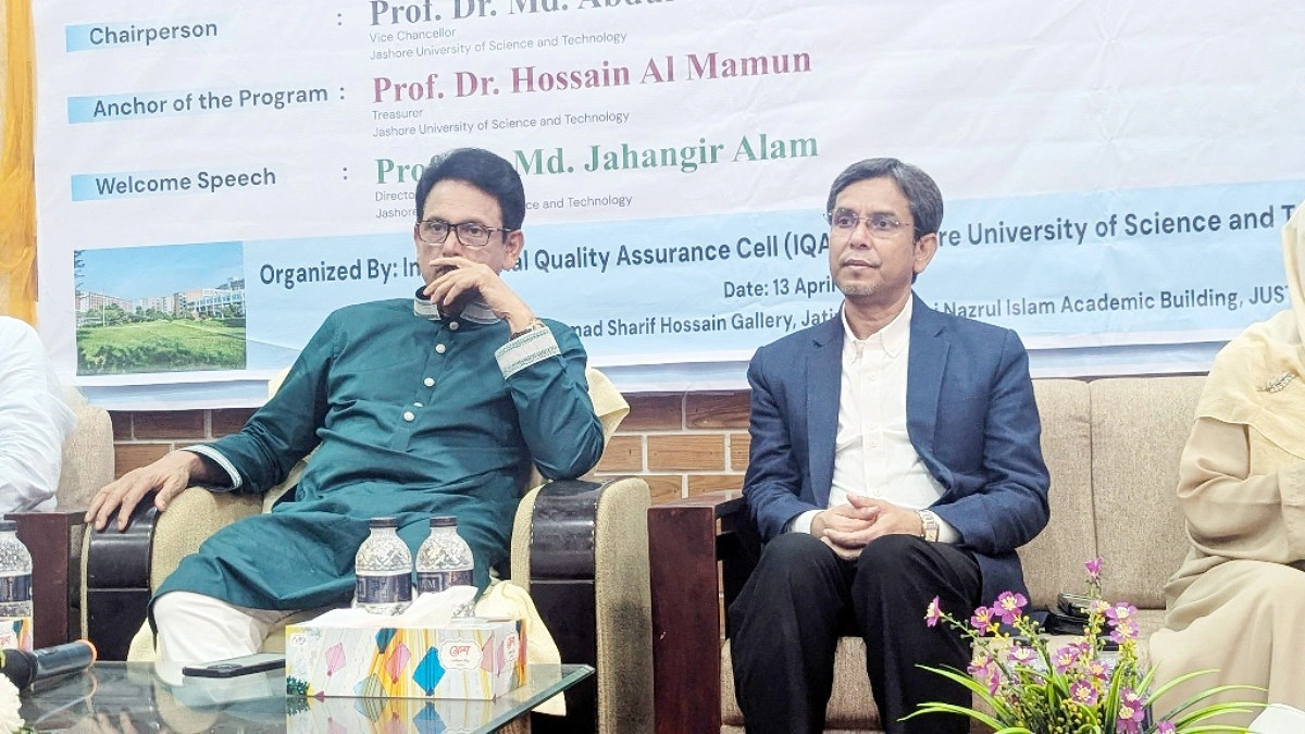 শিক্ষামন্ত্রীর পাশে বসেই অব্যাহতির খবর পেলেন উপাচার্য