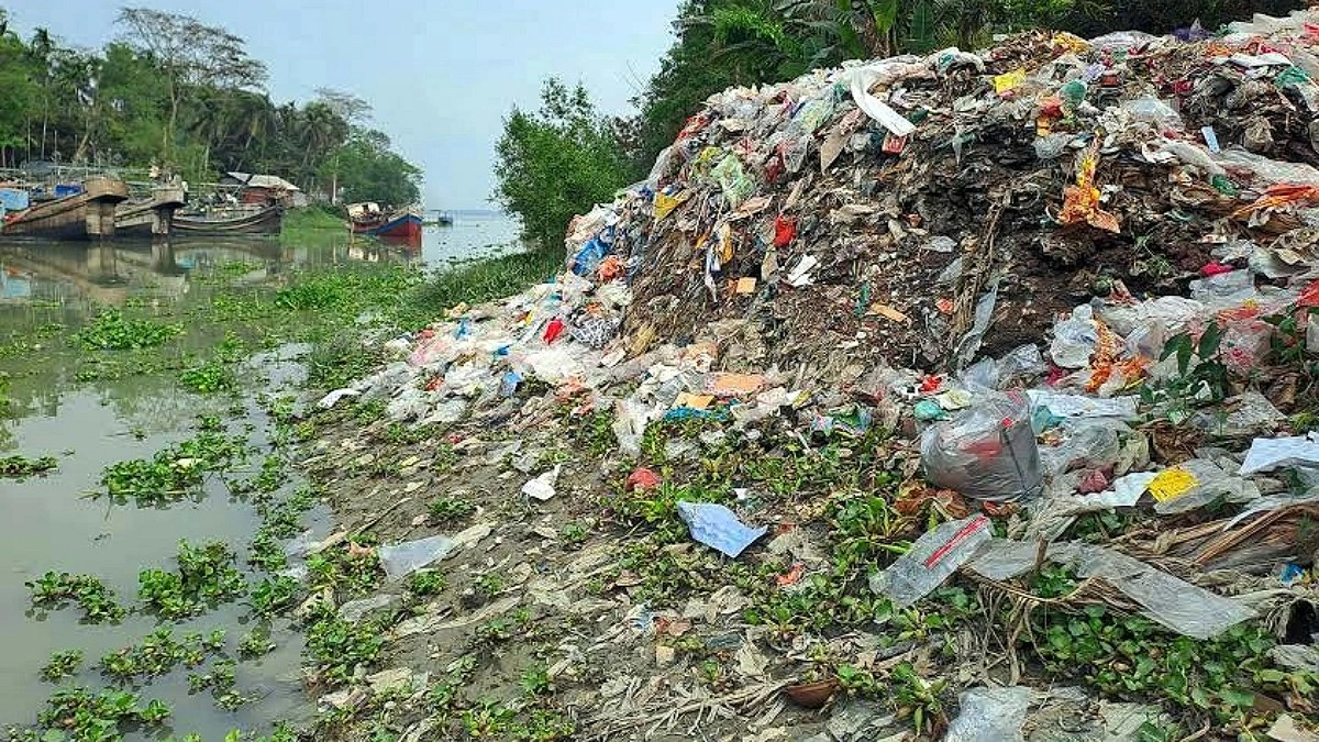 রায়েন্দা খালের পাড়ে বর্জ্যের পাহাড়, হুমকিতে সুন্দরবন