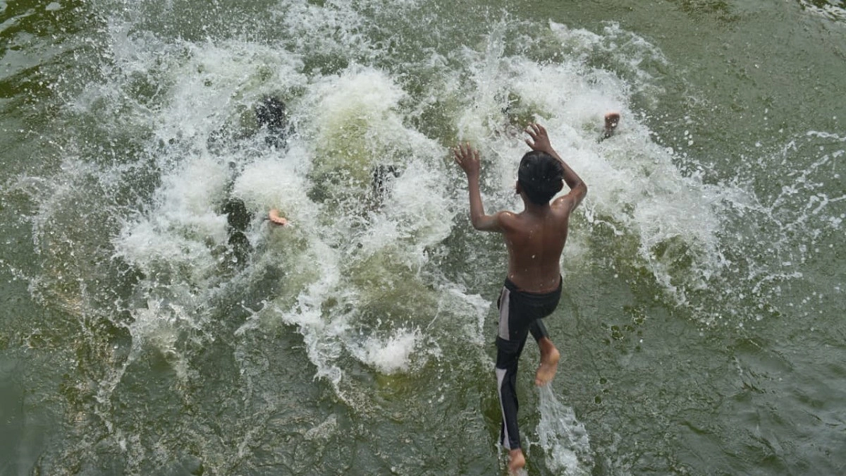 জলাধারে ঝাঁপ দিচ্ছে এক শিশু
