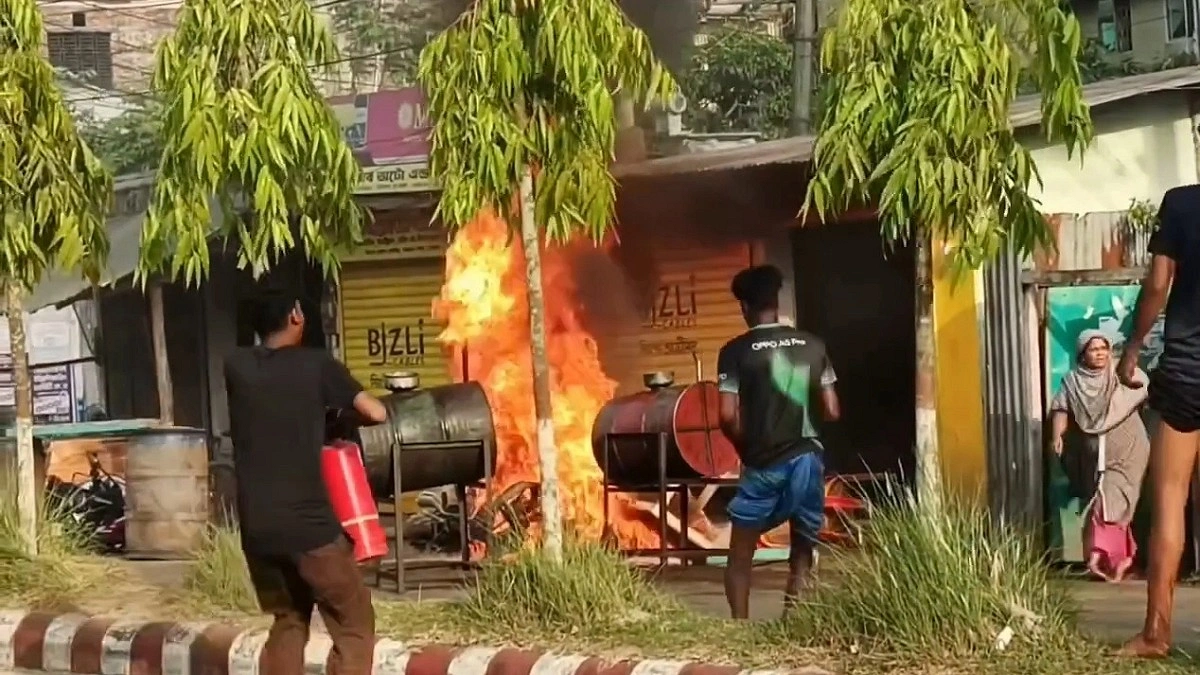 অতিরিক্ত পেট্রল নিতে গিয়ে মোটরসাইকেলে আগুন