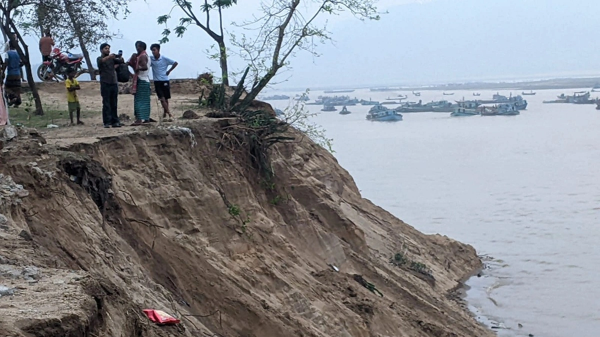 নিষেধাজ্ঞা অমান্য, রাতেই সরব যাদুকাটা নদী