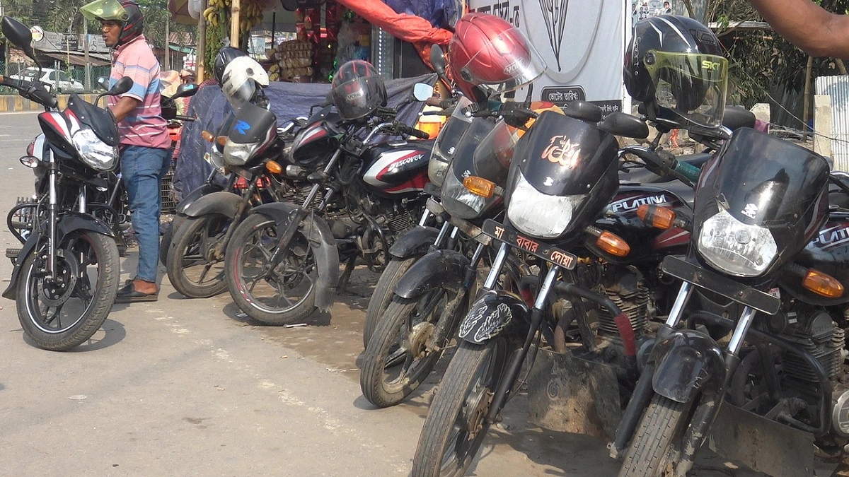 জ্বালানি সংকটে পেশা বদল করছেন বাইকাররা