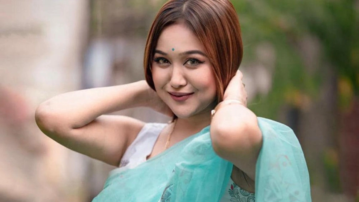 বিএনপিতে যোগ দিয়েছেন অভিনেত্রী চমক