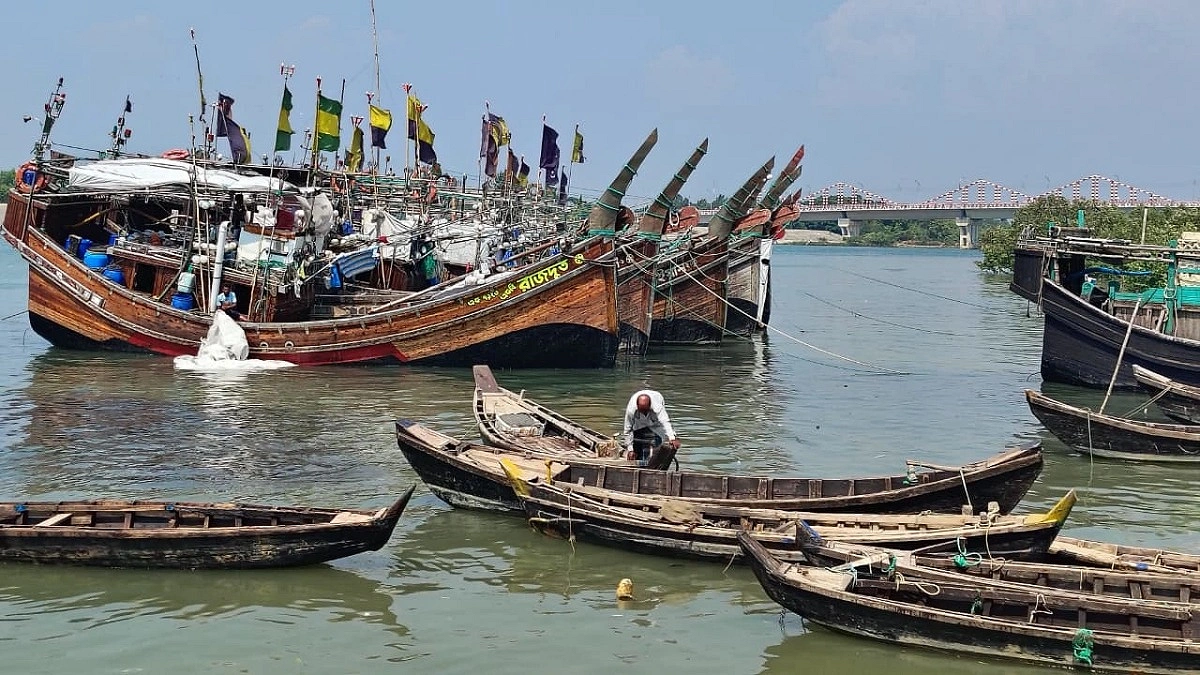 সাগর ট্রলার মানুষ সবই আছে, নেই শুধু তেল