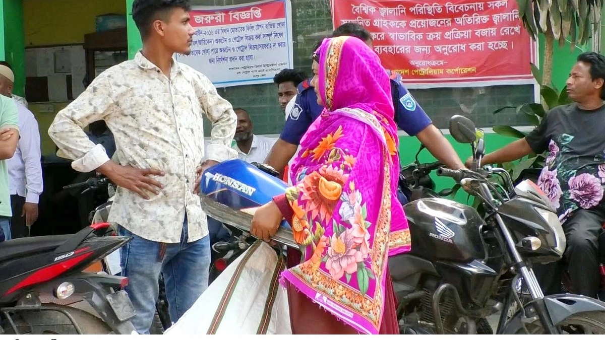 স্বামী কাজে, মোটরসাইকেলের ট্যাংকি নিয়ে পাম্পে নারী