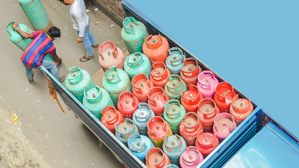 প্রতি সিলিন্ডারে বাড়তি ৩০০ টাকা