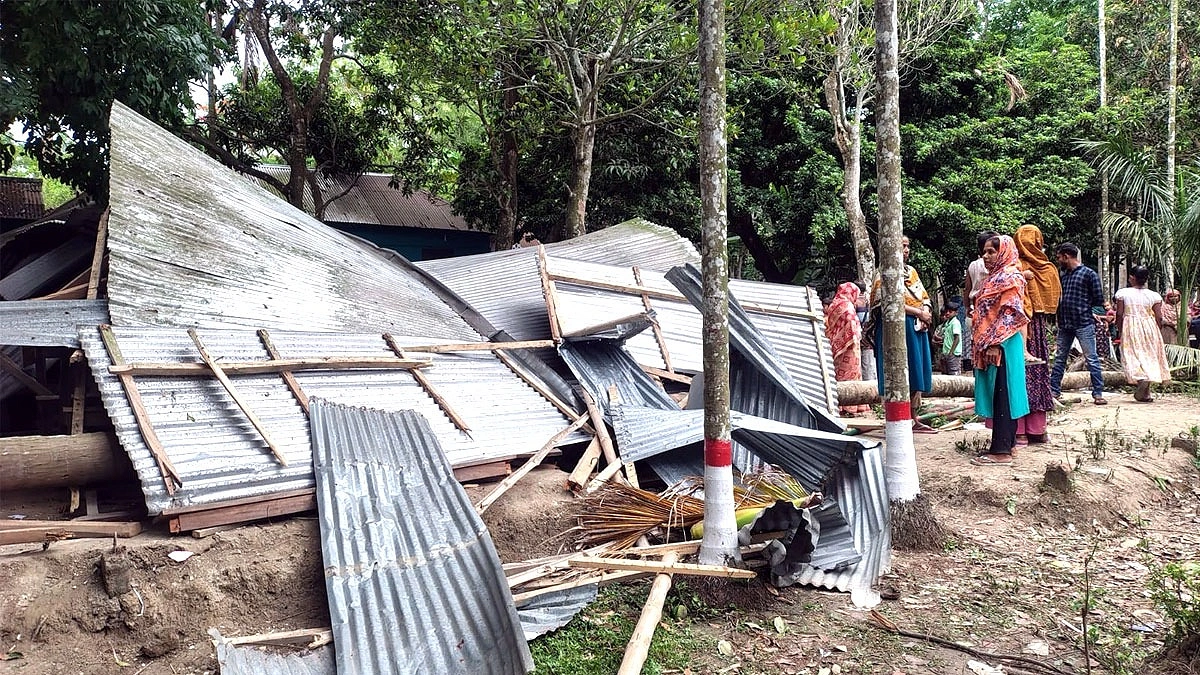 কালবৈশাখী ঝড়ে স্কুলের ওপর গাছ পড়ে ২ শিশু শিক্ষার্থী আহত