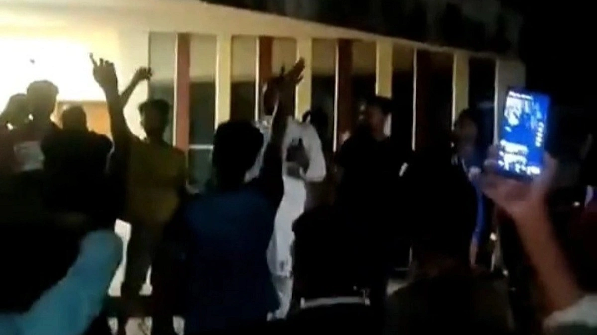 ভোলায় তেল না পেয়ে ইউএনও’র বাসার সামনে বাইকারদের বিক্ষোভ