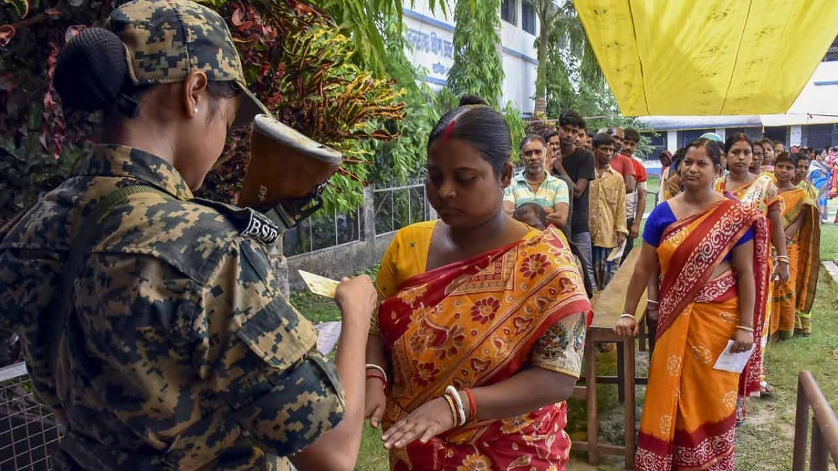 পশ্চিমবঙ্গে কেন্দ্রে দীর্ঘ লাইন, শুরুর দুই ঘণ্টায় ভোট পড়েছে ১৯ শতাংশ