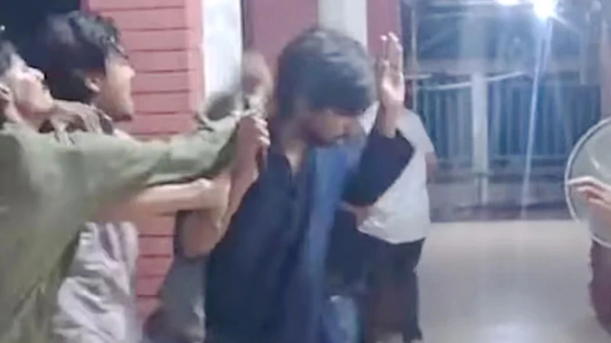 শাহবাগ থানার ভেতরে মুসাদ্দিকের ওপর হামলা