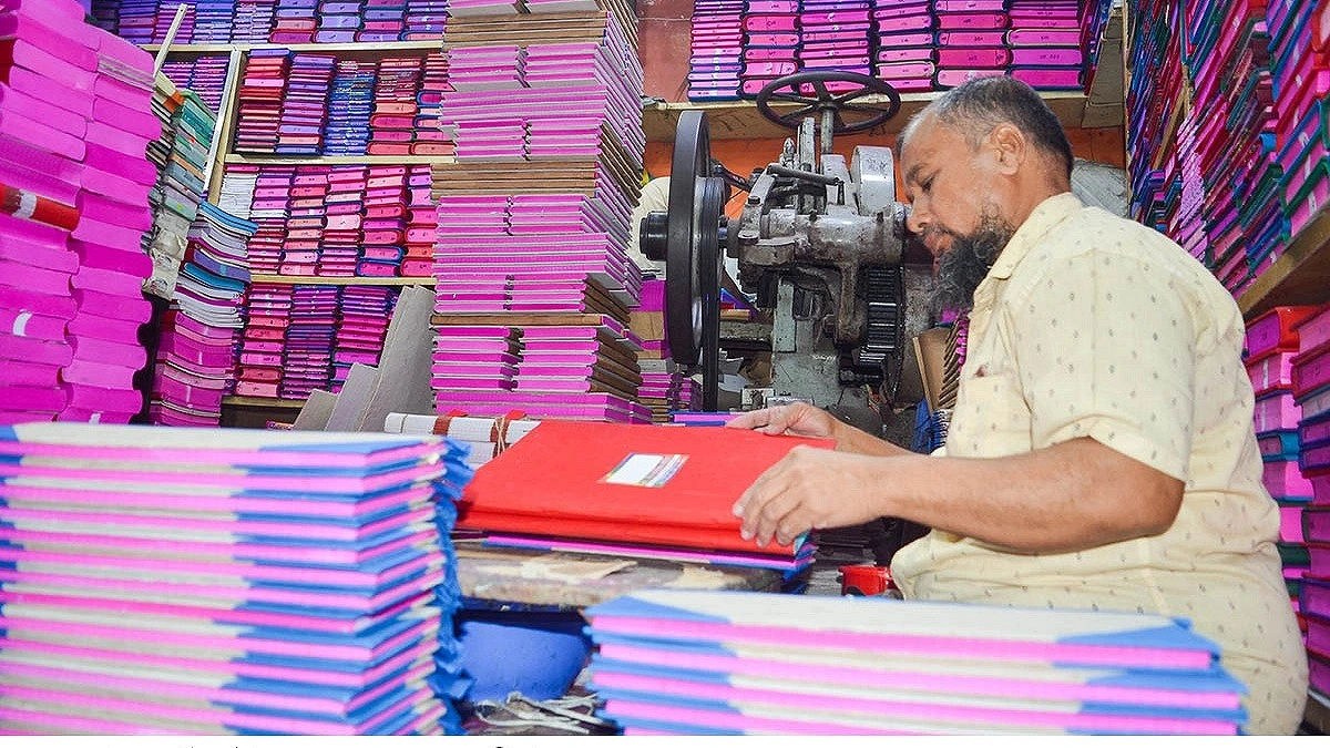 প্রযুক্তির ভিড়ে ঐতিহ্যের হারিয়ে যাওয়া সেই হালখাতা!