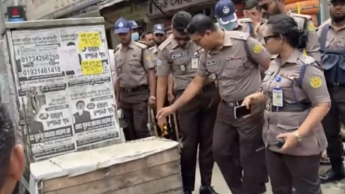হাঁটার জন্য ফুটপাত দখলমুক্ত করতে চায় ডিএমপি, চলছে অভিযান