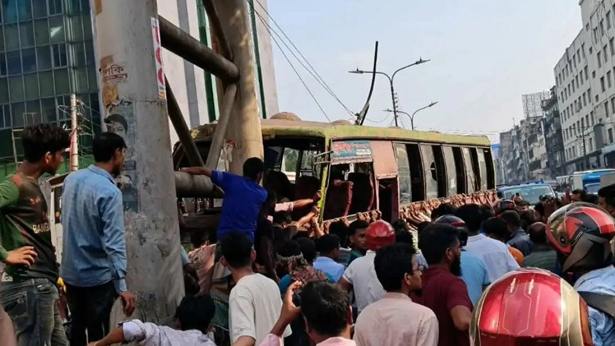 ডিভাইডারে উঠে গেল বাস, বনানীতে নিহত ২