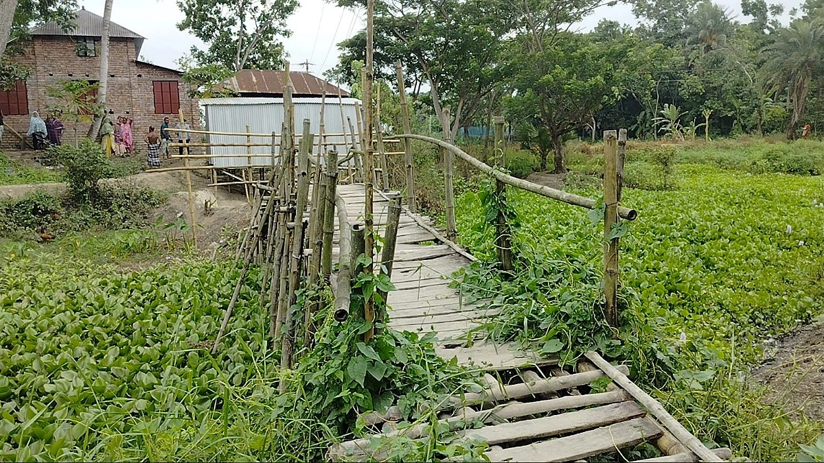 কাশিয়ানীতে রাস্তা বন্ধ, ৩২ পরিবার কার্যত অবরুদ্ধ