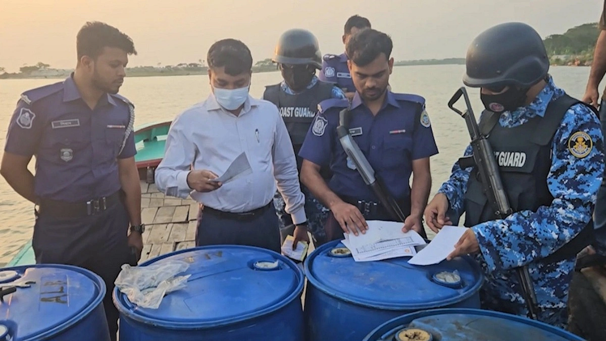 ভোলায় পৃথক অভিযানে ৩২০০ লিটার তেল জব্দ, আটক ২