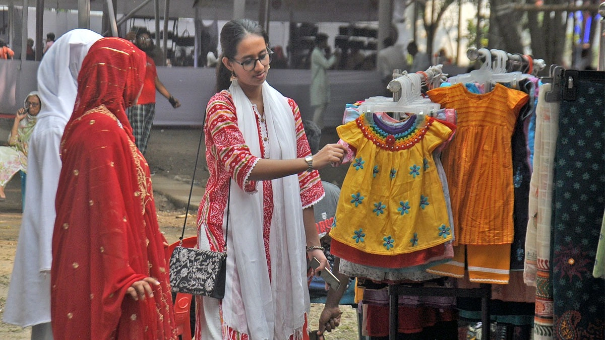 শিশুদের বাহারি পোশাকের কমতি নেই
