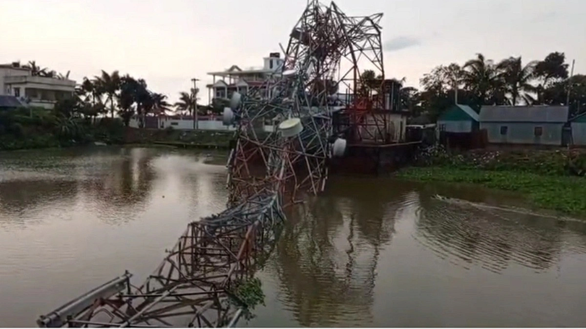 কালবৈশাখীতে ভেঙে পড়ল মোবাইল টাওয়ার