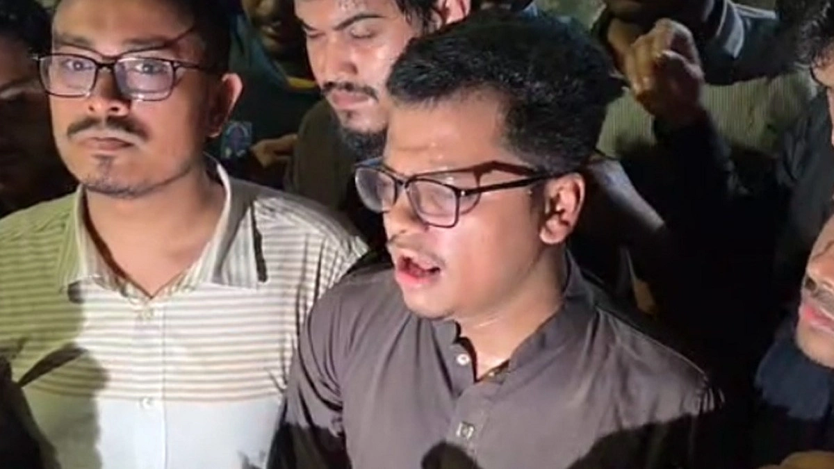 থানার ভেতরে মব ছাত্রদলের ফ্যাসিবাদী আচরণ