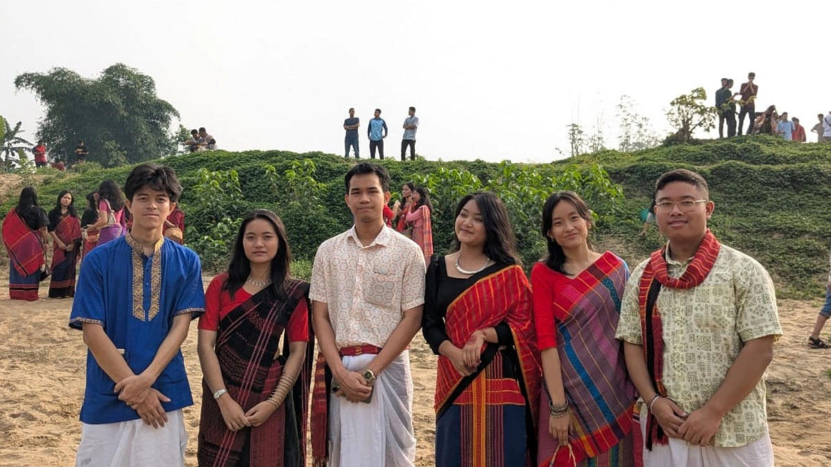 চাকমাদের নিজস্ব খাদি, পিনোন ও ধুতিতে চাকমা তরুণরা।