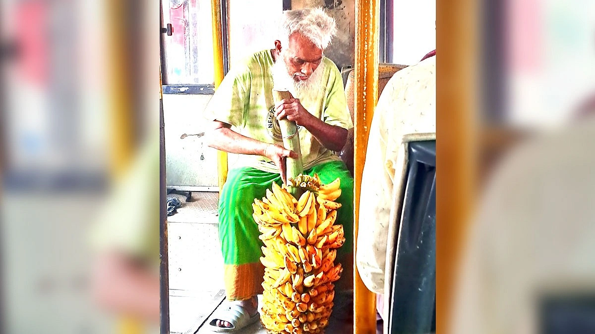 এক কাঁদি কলা আর মায়া ছড়ানো বৃদ্ধ