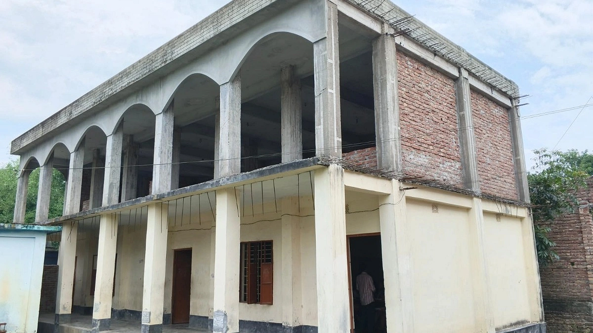 স্কুলে দ্বিতল ভবন, রাখা হয়নি সিঁড়ি