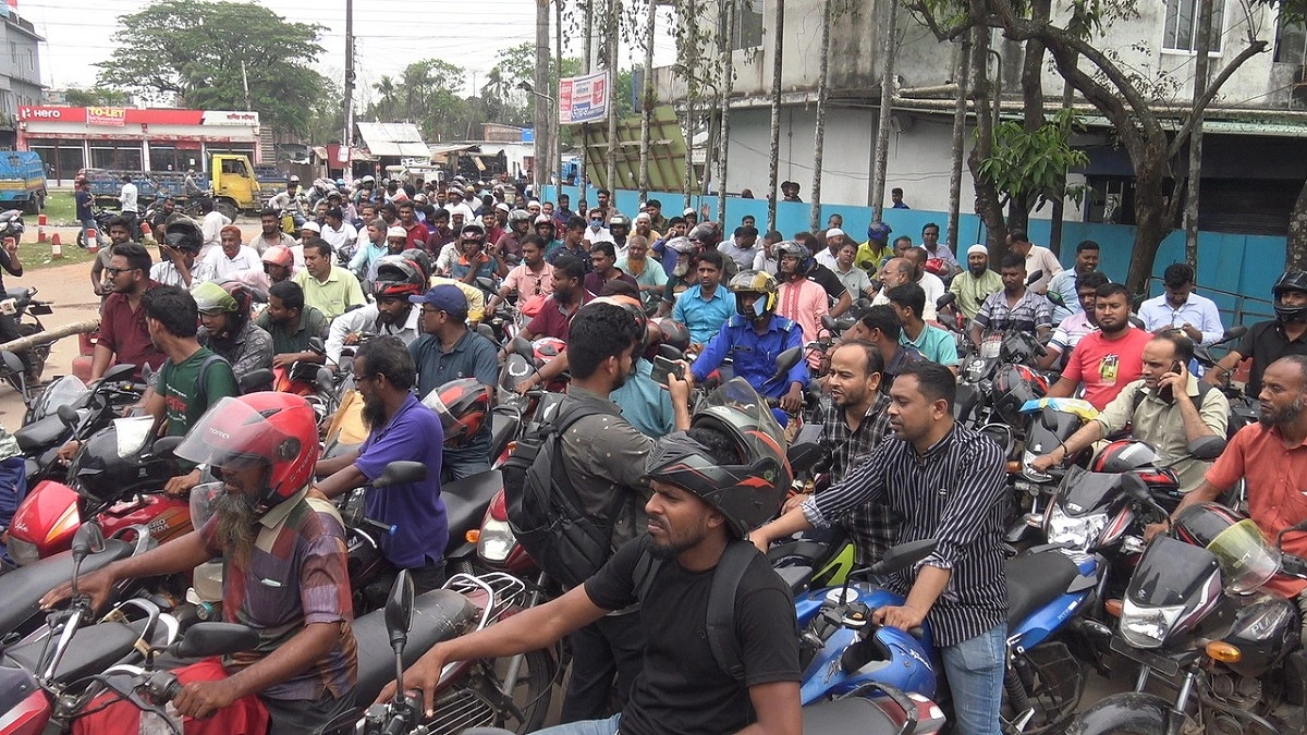 বাইকের চাকায় রঙের কৌশল, তবু উধাও তেল
