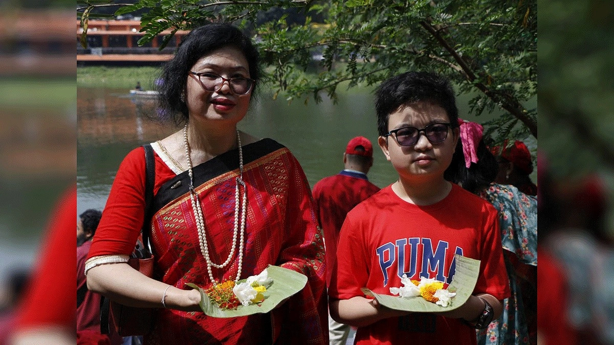 ফুল হাতে দুজন