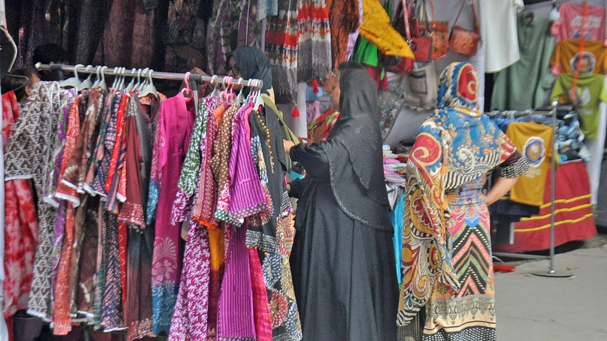 জামাকাপড়ও থাকছে মেলায়