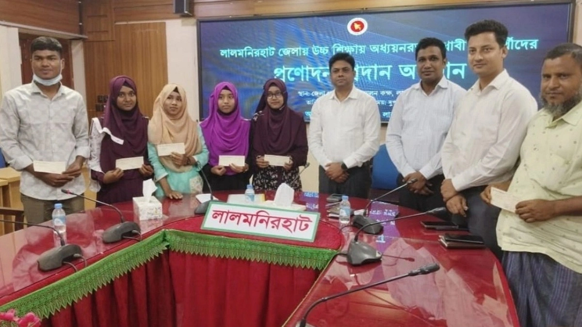 লালমনিরহাটে অর্থাভাবে থমকে যাওয়া ৬ মেধাবীর পাশে জেলা প্রশাসন
