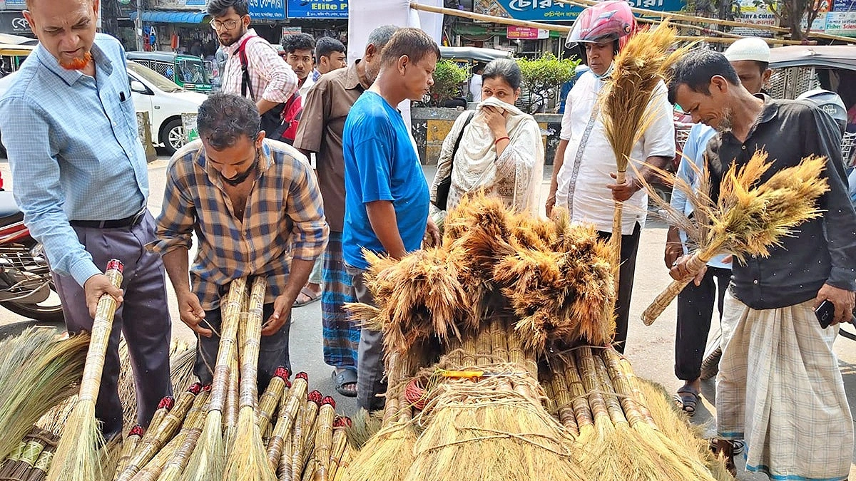জব্বারের বলীখেলার মেলায় লাখ টাকার ঝাড়ু বিক্রি!