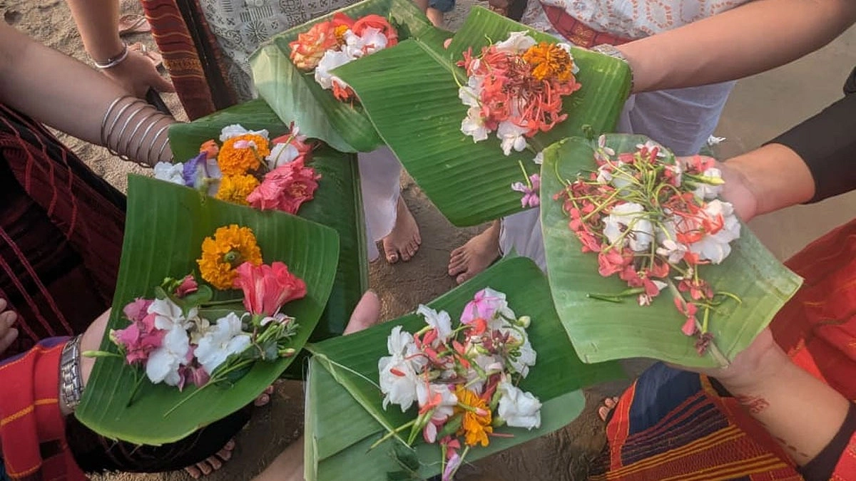 তরুণরা এসময় নিজেদের মতো উপভোগ করেন উৎসব