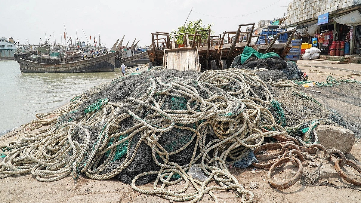 সমুদ্রে মাছ ধরা বন্ধ, গতিহীন জেলেদের জীবন