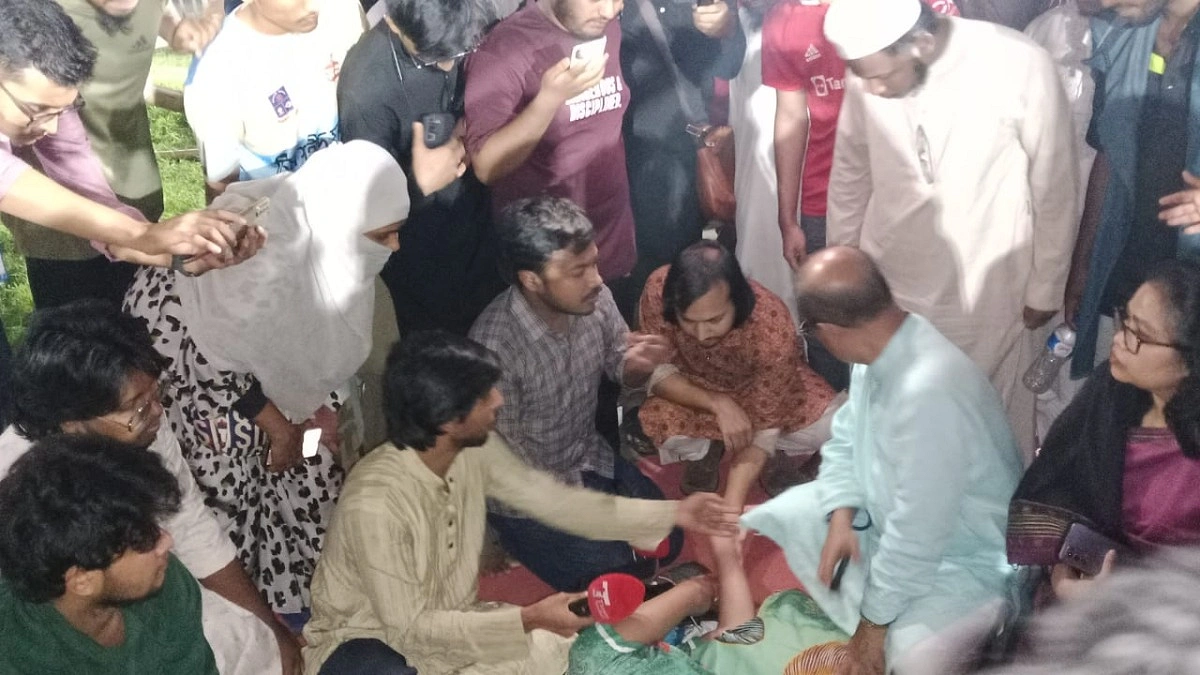অনশনরত শিক্ষার্থীদের দাবি সশরীরে শুনলেন ঢাবি ভিসি