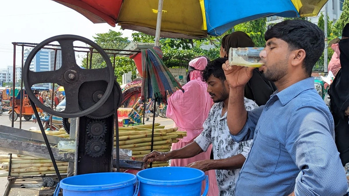 গরমে রাস্তার ধারে বিক্রি করা আখের শরবতের চাহিদা বাড়ে পথচারীদের মাঝে