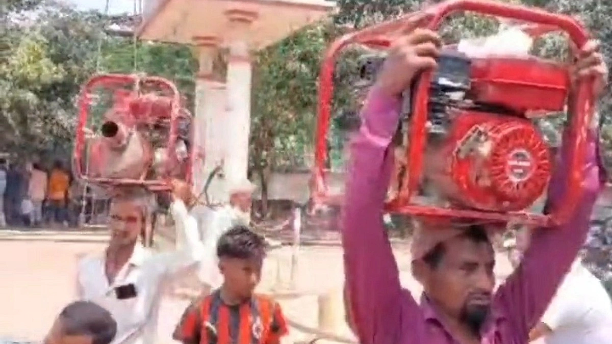 শ্যালো মেশিন মাথায় নিয়ে ফিলিং স্টেশনে কৃষকরা, ভিডিও ভাইরাল