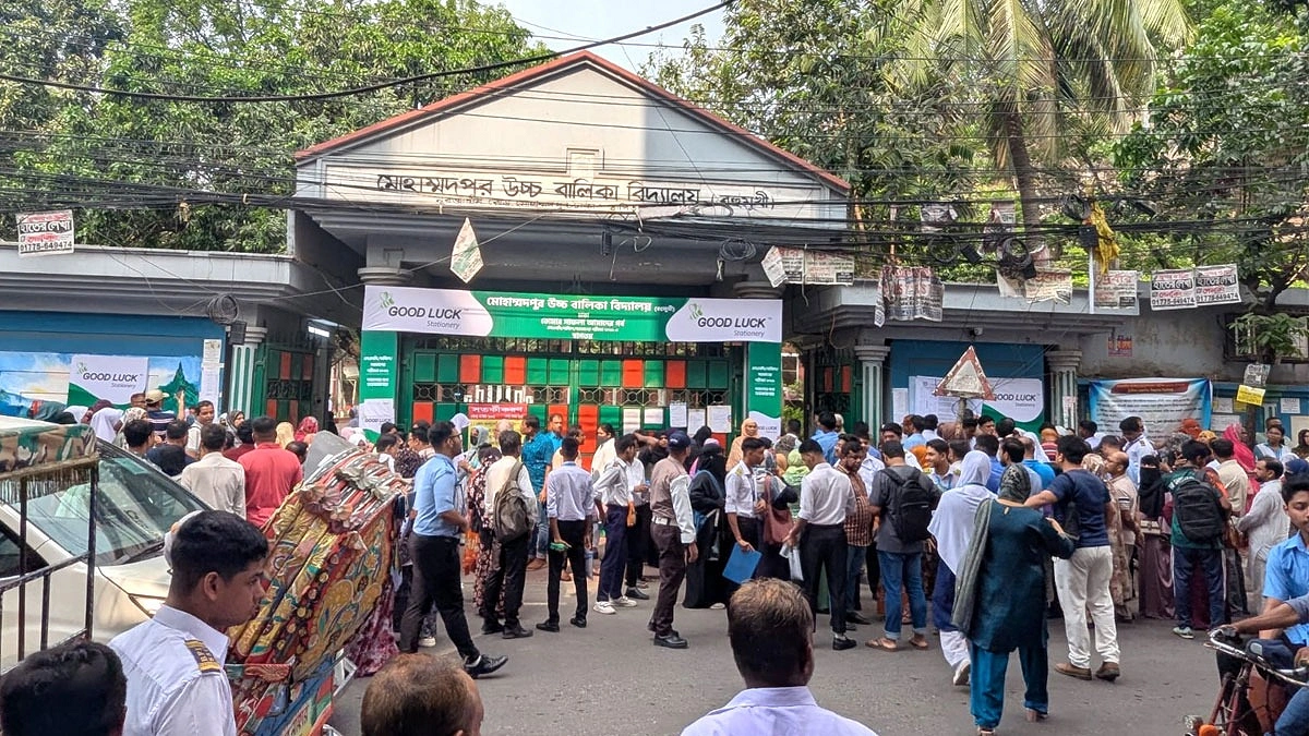 দেড় ঘণ্টা আগে গেট খোলায় কমেছে জটলা, স্বস্তি অভিভাবকদের