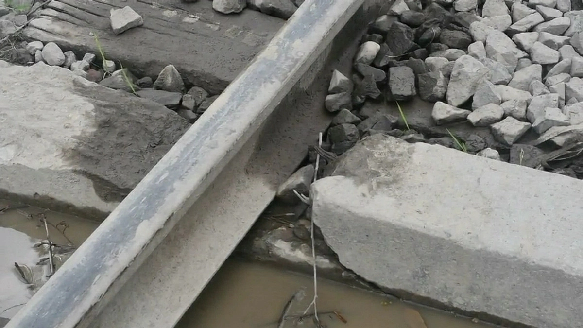 ‘মনে হয় যেন এখনই পড়ে যাবে ট্রেন’