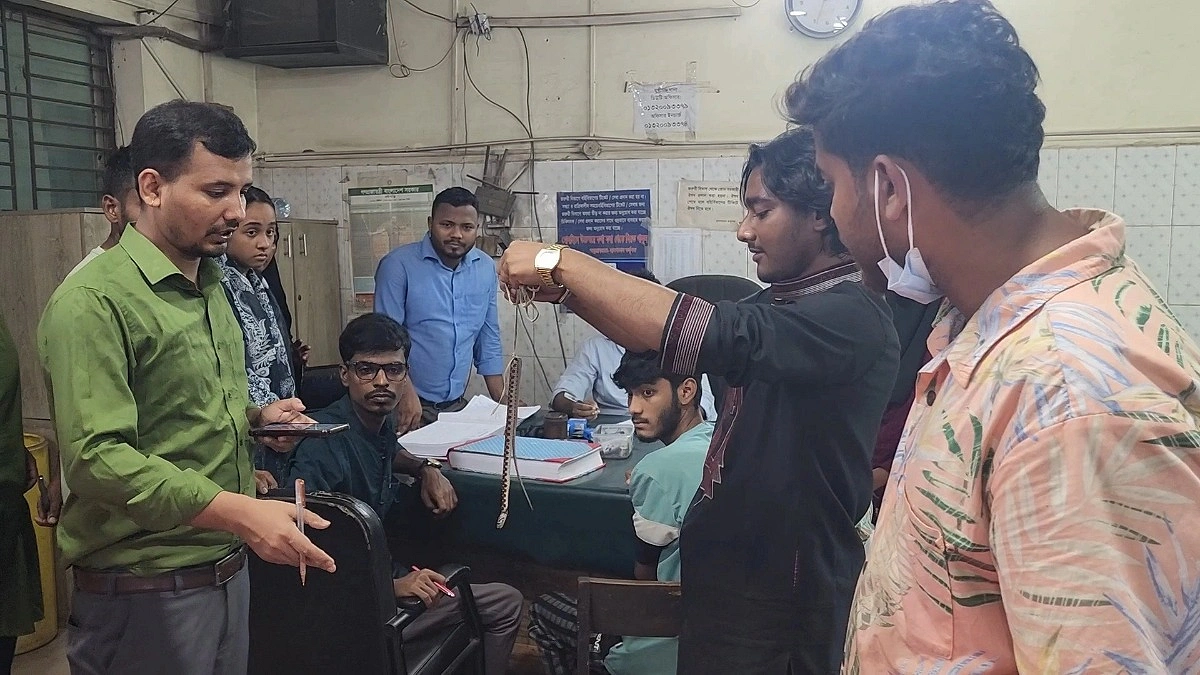 কামড় দেওয়া সাপ নিয়ে হাসপাতালে ছাত্রদল নেতা