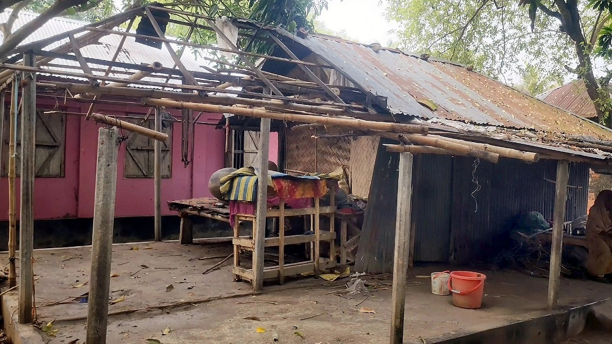 টাকা না পেয়ে ঘরের চাল-বেড়া খুলে নিল পাওনাদার