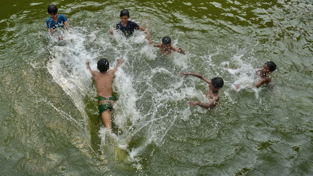 নদীমাতৃক দেশে মানুষের জীবনের সঙ্গে পানির একাত্মতার আবহমান দৃশ্য ওঠে এসেছে ছবিতে