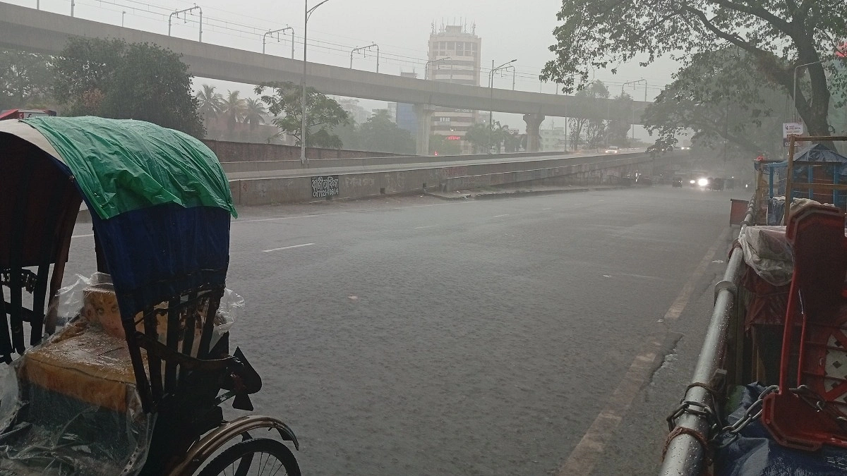সাতসকালে রাজধানীতে মুষলধারে বৃষ্টি
