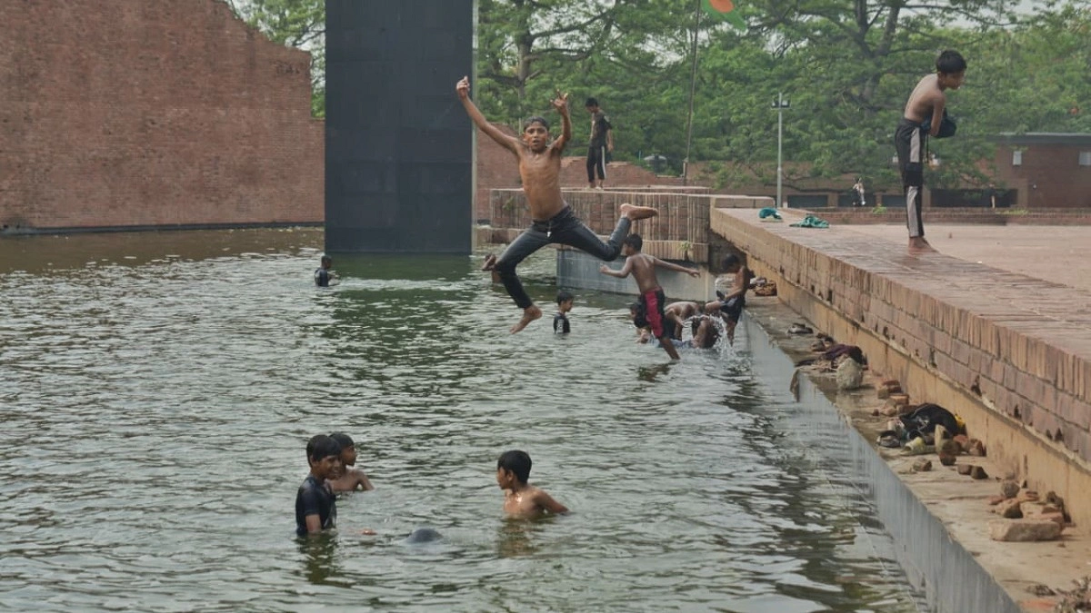 শরীর জুড়াতে রায়েরবাজারের জলাধারে শিশুদের দুরন্তপনা