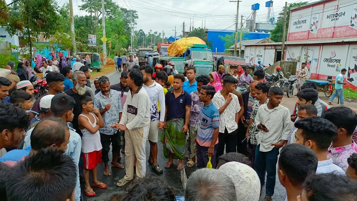 জামালপুরে বাসচাপায় বৃদ্ধের মৃত্যুতে সড়ক অবরোধ