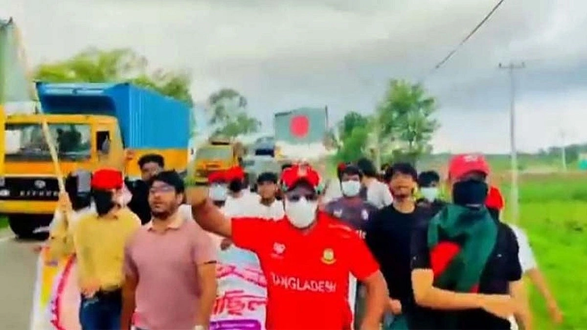 দাউদকান্দিতে নিষিদ্ধ ছাত্রলীগের ঝটিকা মিছিল