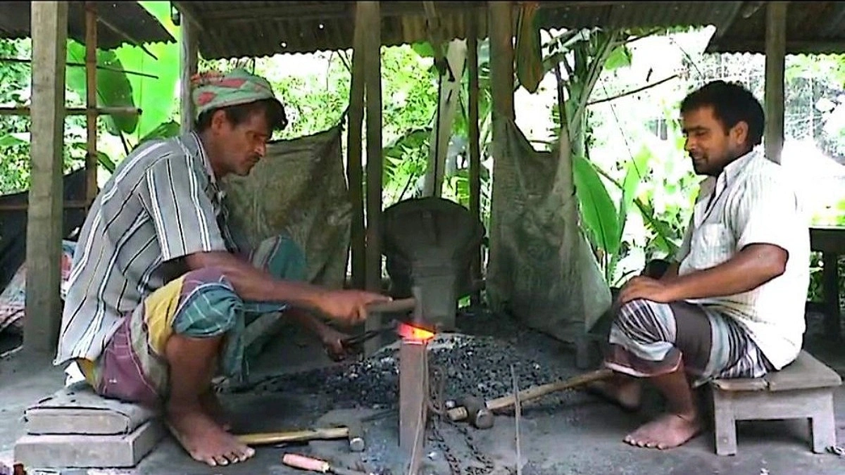 টুংটাং টুংটাং শব্দে দা, বঁটি, চাপাতিতে আগুন