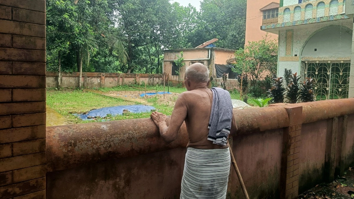 রামিসার কবরের পাশে দাঁড়িয়ে নির্বাক ৯০ বছরের দাদা