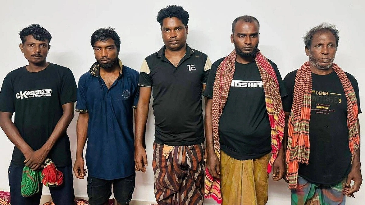 সুন্দরবনে বনদস্যু সুমন বাহিনীর প্রধানসহ ৫ সদস্যের আত্মসমর্পণ