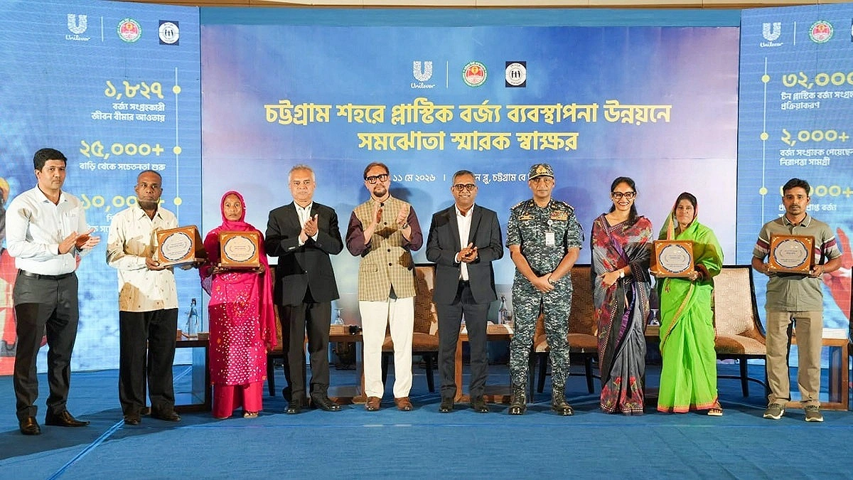 প্লাস্টিক কুড়িয়ে সম্মাননা পেলেন আজাদ ও শাহিনা